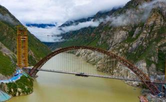 雅鲁藏布江上，全球跨度最大海拔最高铁路大桥主梁合龙