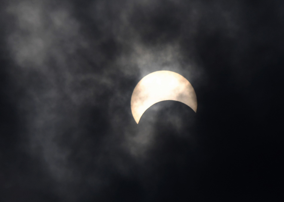 6月21日在福州拍摄的日食。
