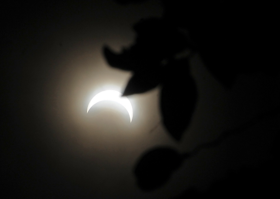 江西南昌观赏到的日食（6月21日摄）。