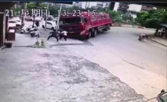 重庆一货车冲出匝道侧翻，4人死亡