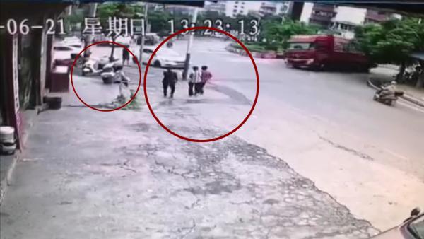 重庆一货车冲出匝道侧翻致4人死亡