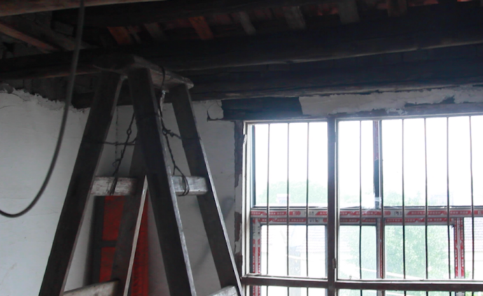 12岁男生身着异装缚绳索在家倒挂死亡，警方排除他杀