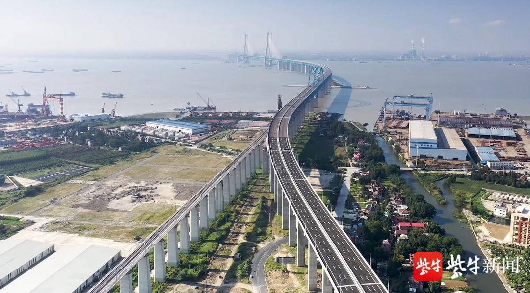 连接南通和张家港两地，承载着南通至上海通沪铁路一期工程的长江大桥“大名”确定为“沪苏通长江公铁大桥”。 扬子晚报·紫牛新闻 图