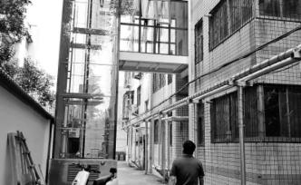 郑州部分老旧小区加装电梯成“摆设”：五方会谈协商通电问题