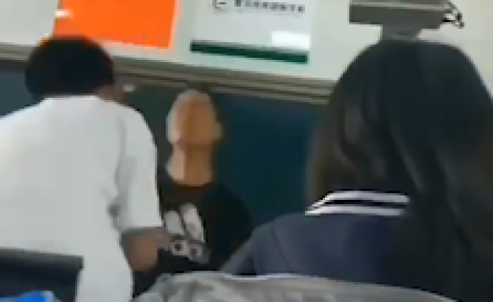 四川一老師掌摑腳踢學生:已被停職