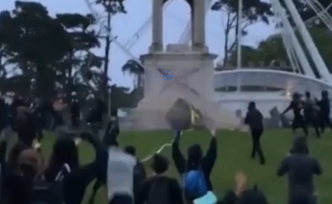 抗议者怒火蔓延，美国国歌词作者雕像被推倒