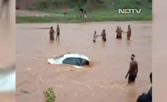 印度婚车坠河冲至半公里远，路人下河砸窗救人
