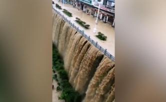 贵州沿河县暴雨致内涝，大桥下现“瀑布”景观