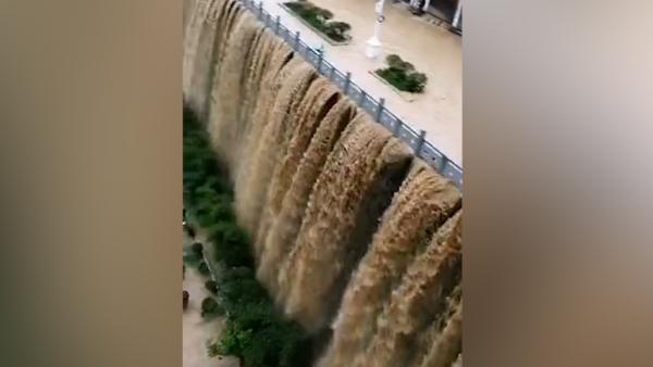 贵州沿河县暴雨致内涝，大桥下现“瀑布”景观