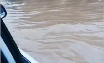 重庆南川突降暴雨街道积水，开车如开船