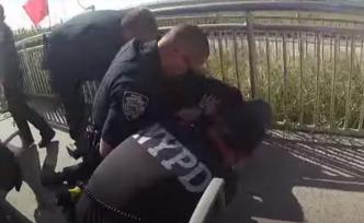 纽约警察又使出锁喉，旁人大呼：你要掐死他了