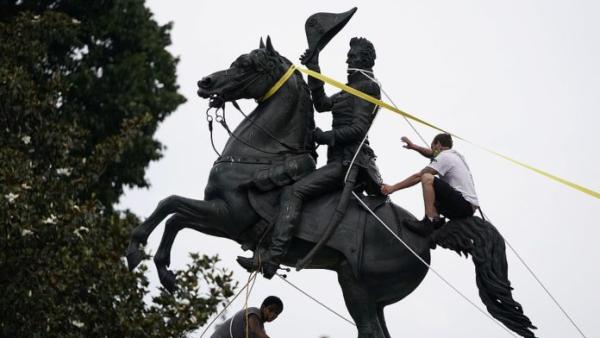 突发：白宫外成为“战场”，示威者试图推倒前总统雕像