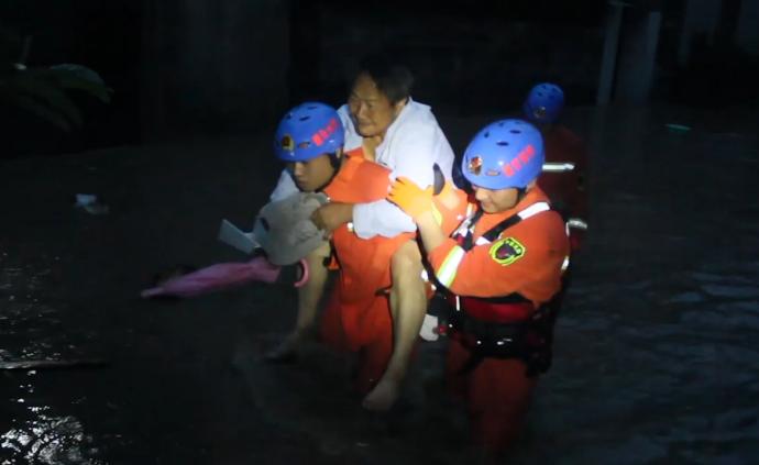 暴雨袭城，消防员积水中背出一对被困老人