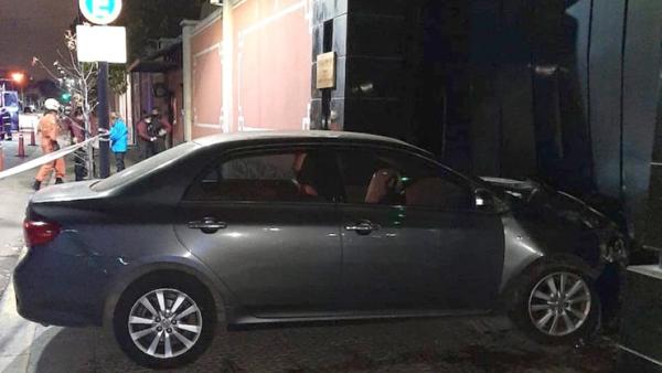 中国驻阿根廷大使馆夜间遭男子驾车冲撞，建筑受损无人伤