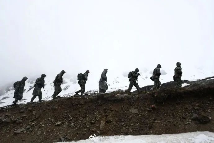 西藏军区某边防团官兵，在海拔4300多米的雪山上巡逻。