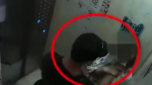 女子电梯内遭卡脖挟持，警方通报：入室盗窃引发抢劫案