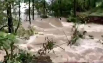 六安西河口乡东淠河河堤突发溃口，五个行政村和中小学受影响