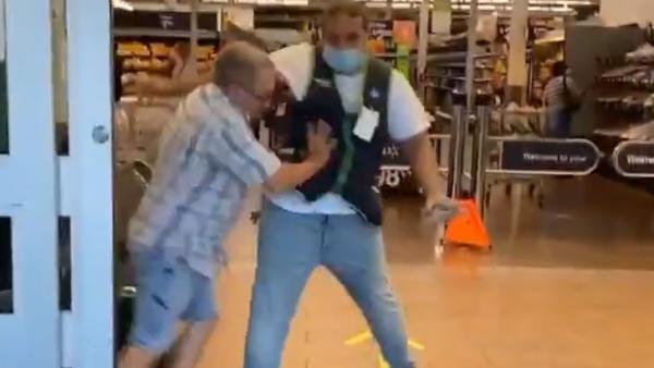 不戴口罩硬闯超市，美国男子推搡员工不慎用力过猛倒地