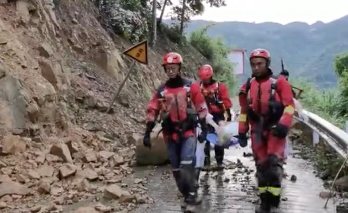 贵州暴雨致道路塌方，孕妇出血被困消防用担架送医 