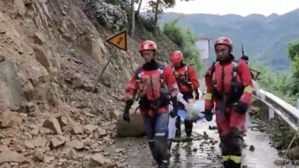 贵州暴雨致道路塌方，孕妇出血被困消防用担架送医 