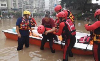 重庆江津洪峰过境，水深及腰消防员紧急转移居民