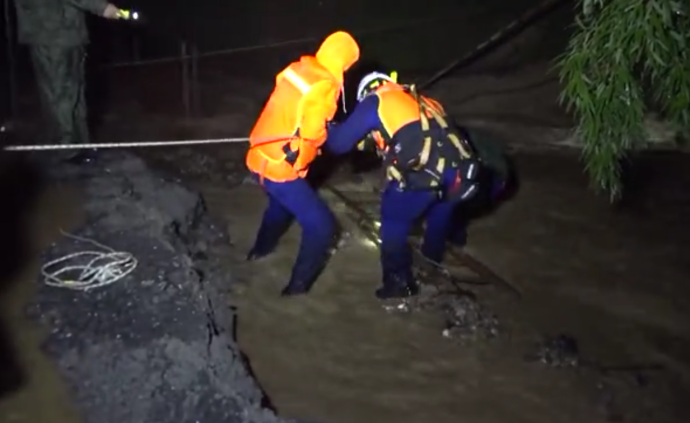 贵州剑河深夜暴雨9人被困，消防连夜施救