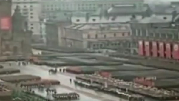 红场阅兵珍贵影像：老兵将200面纳粹军旗抛向列宁墓