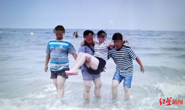 张某宝向记者提供照片并称，这是2011年7月，张某宝、冯某与两个孩子在海边玩耍。  本文图片 红星新闻