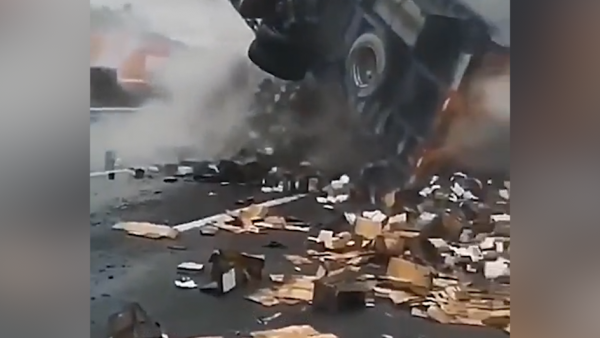 一货车侧翻起火，数万台苹果手机被烧毁
