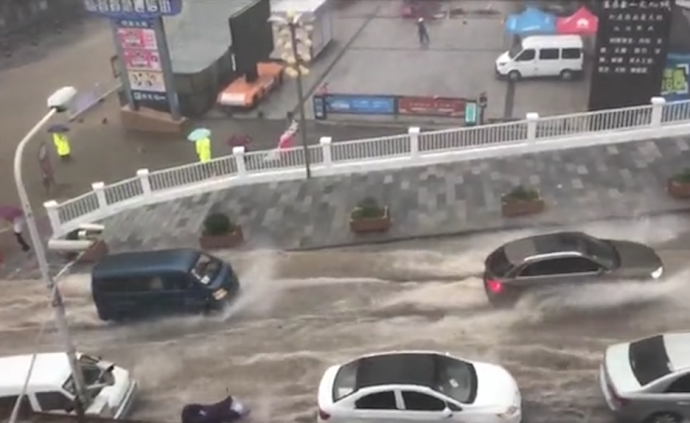 宜昌氣象臺發布暴雨紅色預警,多地積水嚴重車輛被淹