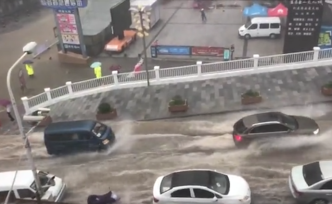 宜昌气象台发布暴雨红色预警，多地积水严重车辆被淹