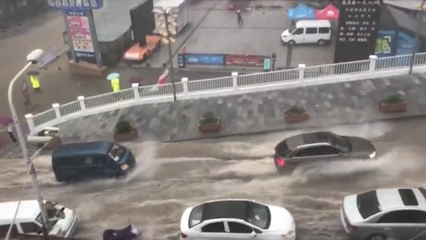宜昌气象台发布暴雨红色预警，多地积水严重车辆被淹