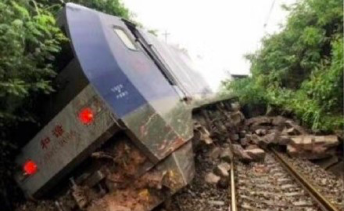 突發(fā)泥石流，成渝普速鐵路一貨運(yùn)機(jī)車脫線