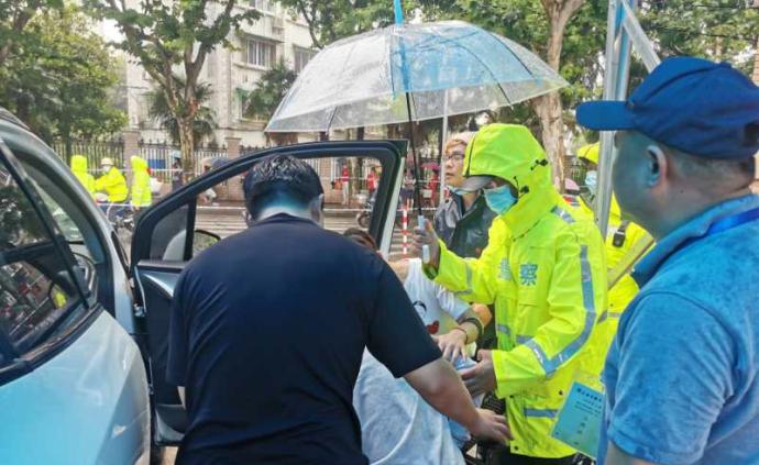 患病考生坐轮椅赶考，民警开爱心通道