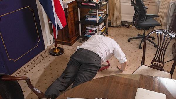 英首相接受采访时做俯卧撑：自称“壮如牛”