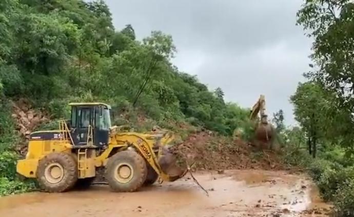 长兴突发山体滑坡，泥石倾泻道路瞬间被埋