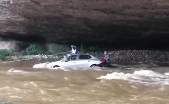 轿车被洪水冲走400米，司机抱着女儿坐车顶求援