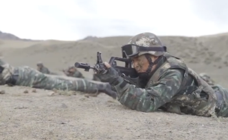 视频丨特战队员在新疆最美公路进行反恐演练