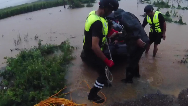 河水暴涨致6村民被困孤岛，警民协作救出