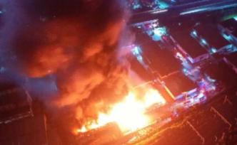 福州一厂房突发大火，70余名消防员紧急救援