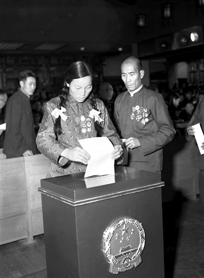 1954年第一届全国人民代表大会第一次会议召开，申纪兰在投票。新华社记者 曹兴华 摄
