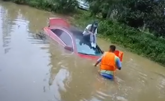 合肥女子不慎将车开进水里，坐车顶报警等救援