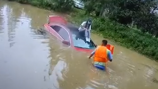 合肥女子不慎将车开进水里，坐车顶报警等救援