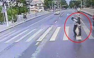 暖心！女公交司機(jī)停車(chē)背拄拐男子過(guò)馬路