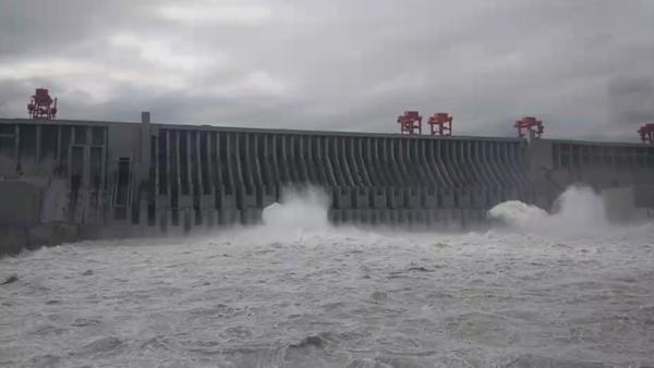 今年首次！长江三峡枢纽泄洪