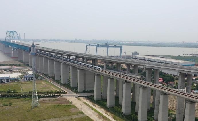 航拍首班滬蘇通鐵路列車抵達南通西站