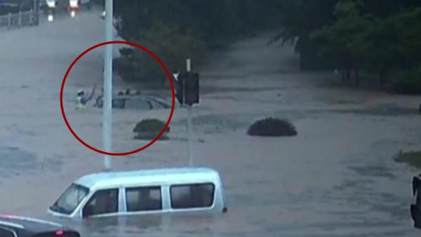 宜昌暴雨车辆被淹，砸窗救人交警讲述救援经过