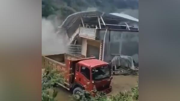 湖北宜昌连日暴雨，村民两层楼房瞬间被洪水冲垮