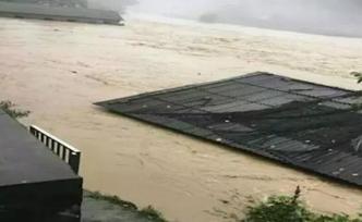 宜昌连日暴雨，两层楼房瞬间被洪水冲垮