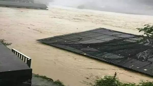 宜昌连日暴雨，两层楼房瞬间被洪水冲垮